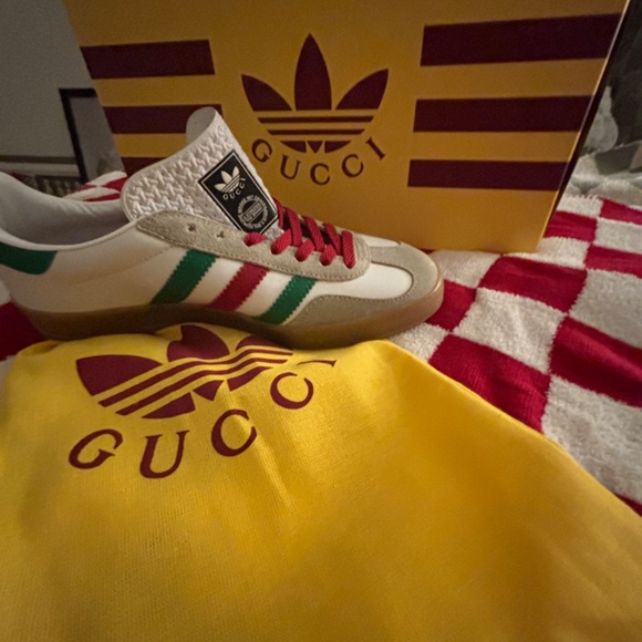 Athletic_Shoes